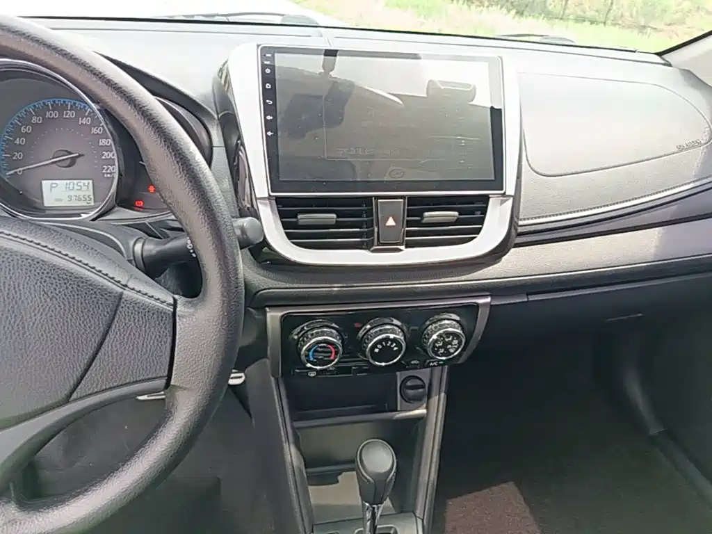 Toyota Yaris L 2017 — фото 13