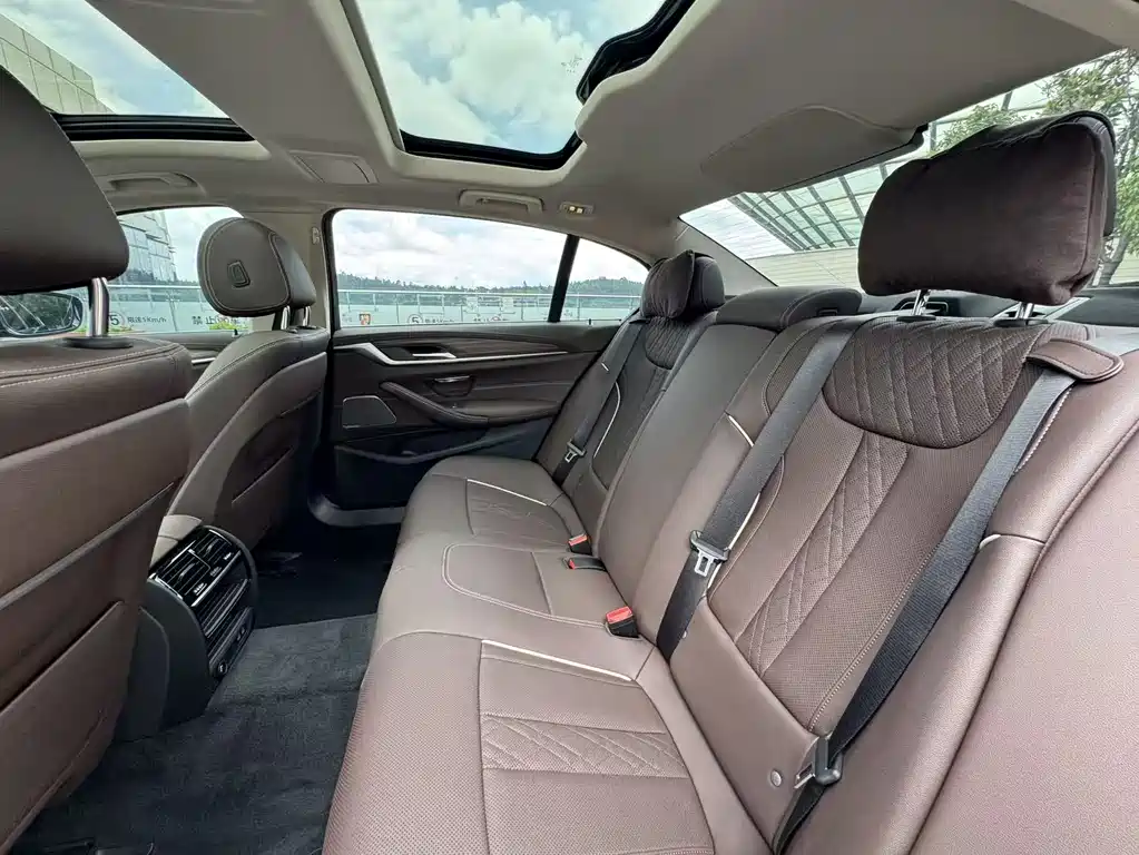 BMW 5 Series 2023 — фото 16