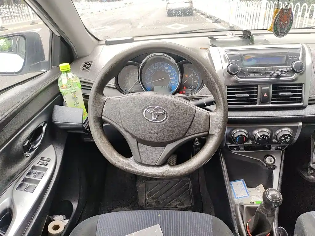 Toyota Yaris L 2015 — фото 11
