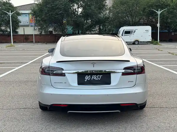 Tesla Model S 2015
