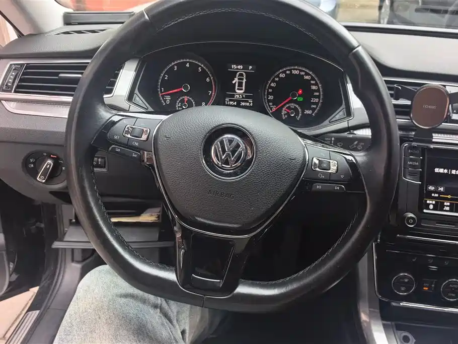 Volkswagen Passat 2017 — фото 14