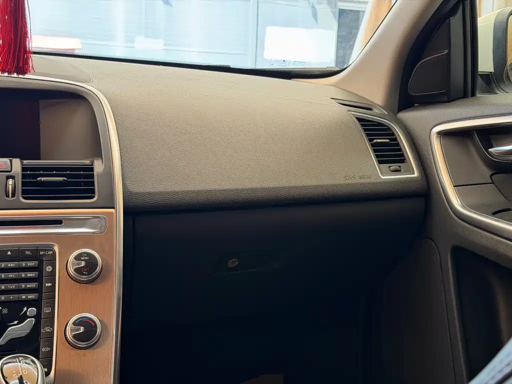 Volvo XC60 2016 — фото 18