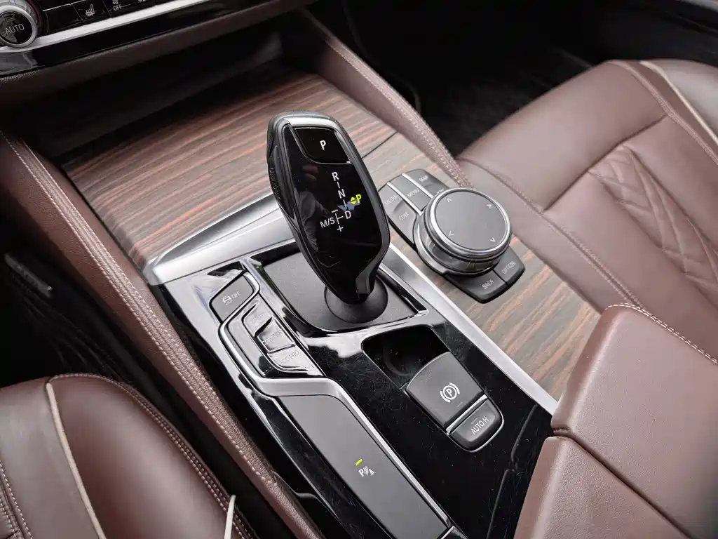 BMW 5 Series 2019 — фото 21