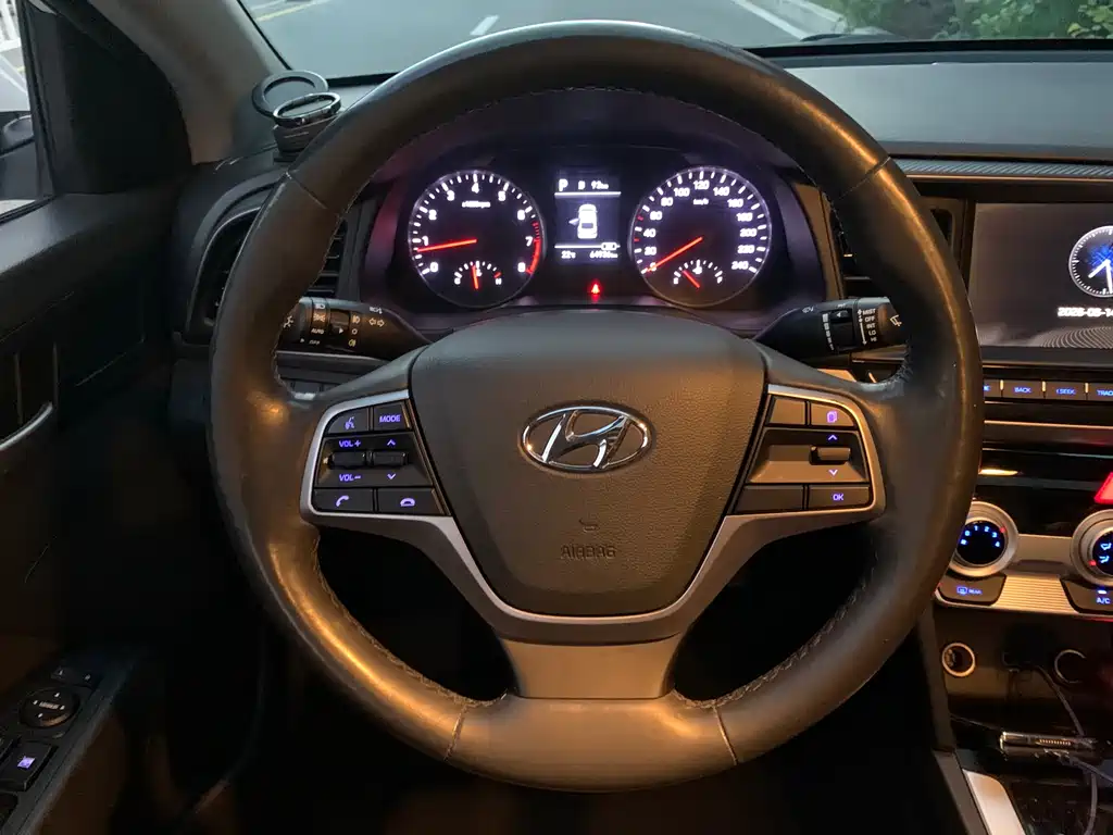Hyundai Elantra 2019 — фото 9