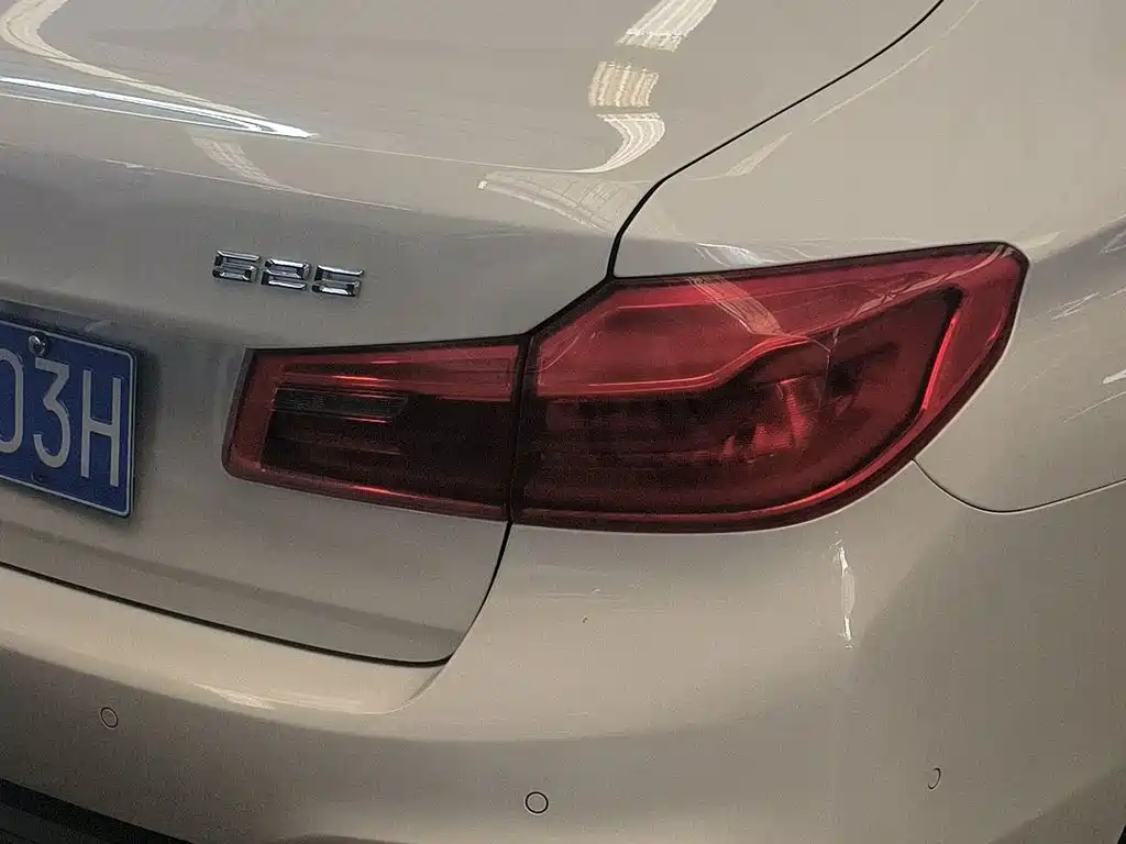 BMW 5 Series 2018 — фото 13