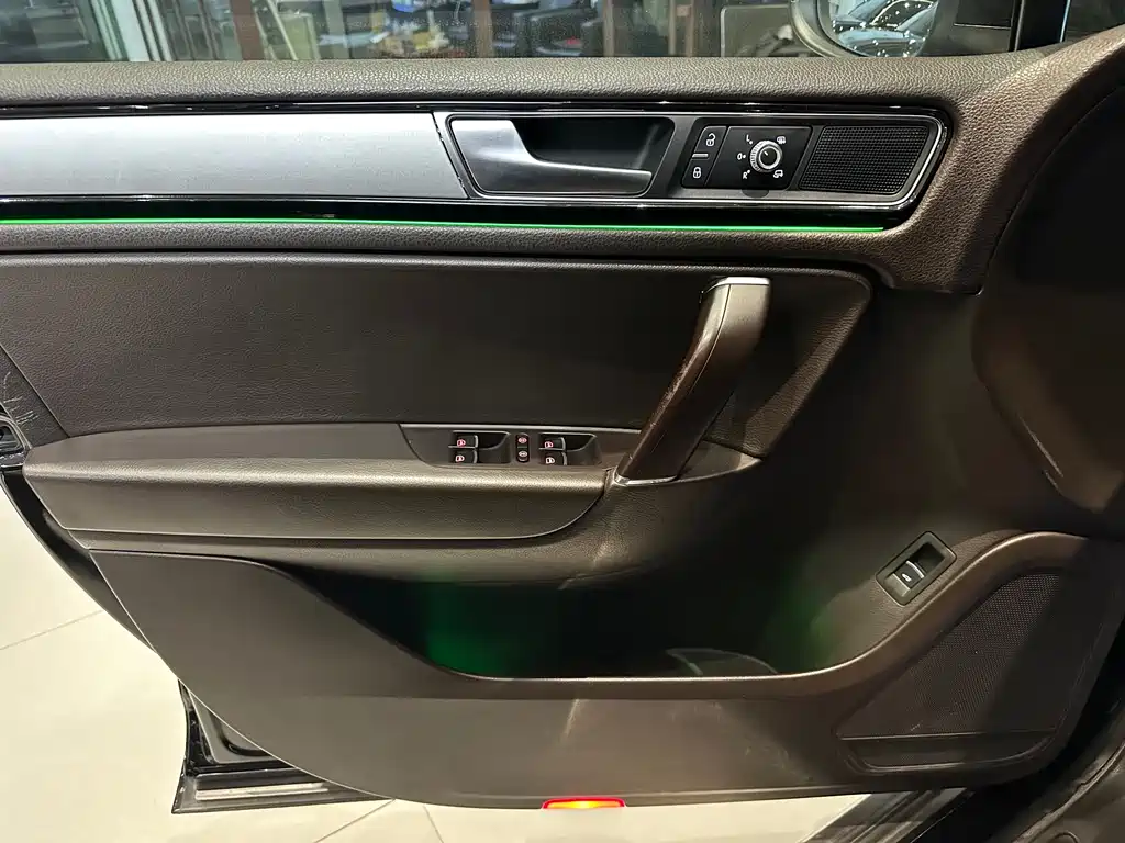 Volkswagen Touareg 2017 — фото 16