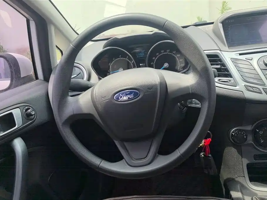 Ford Fiesta 2014 — фото 15
