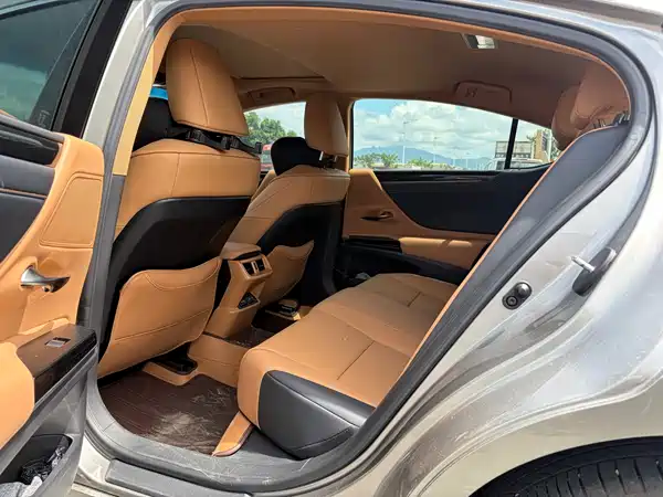Lexus ES 2024
