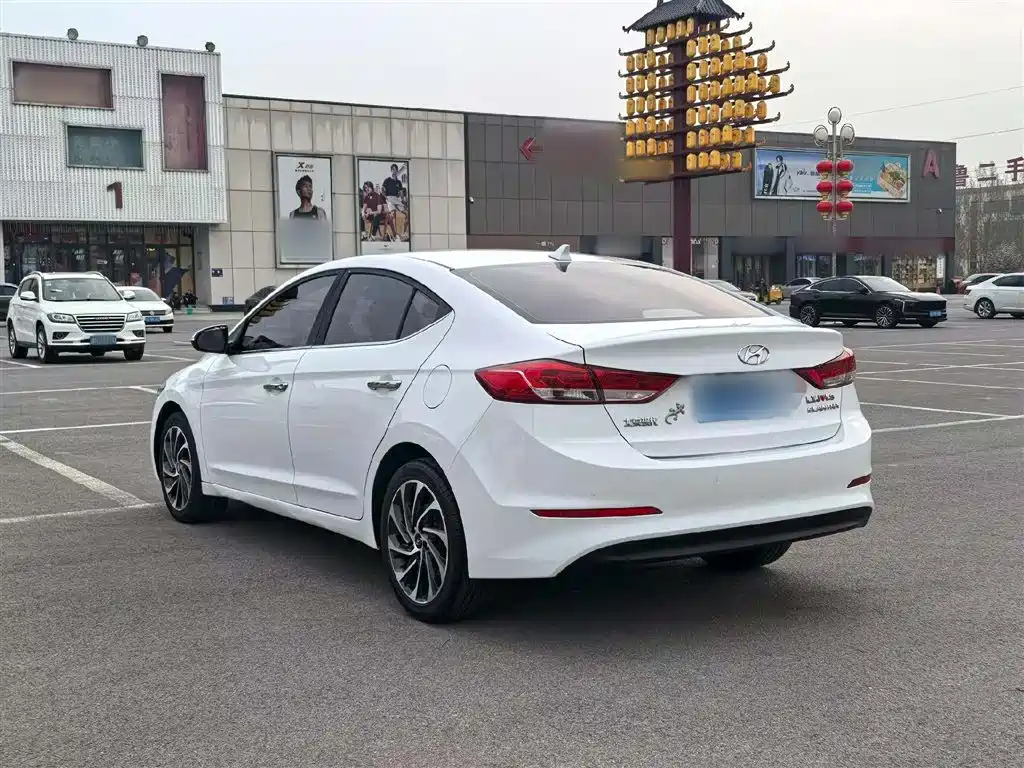 Hyundai Elantra 2020 — фото 23