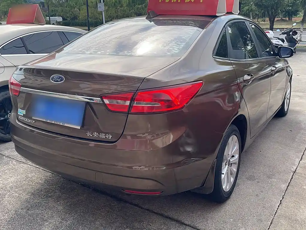 Ford Escort 2015 — фото 14
