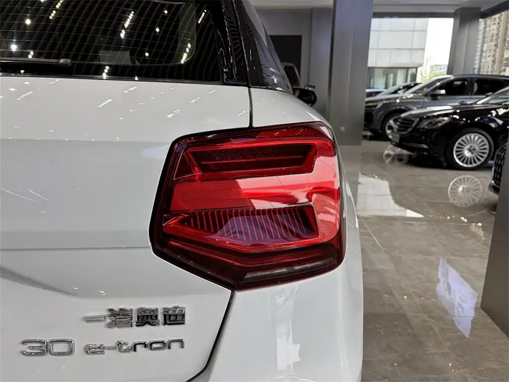 Audi Q2L E-Tron 2021 — фото 13