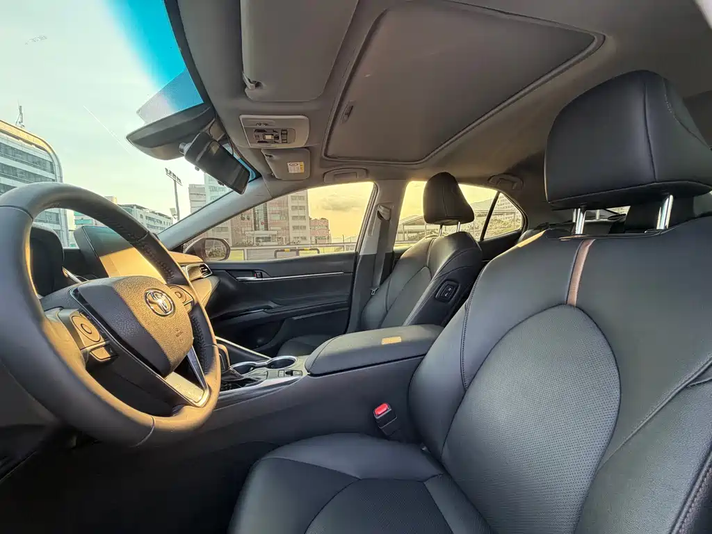 Toyota Camry 2023 — фото 11