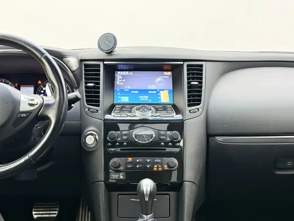 Infiniti QX70 2018 — фото 15