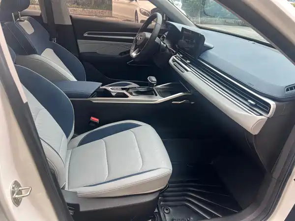 Geely Emgrand 2022