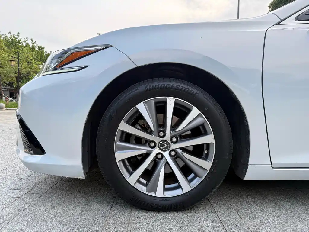 Lexus ES 2018 — фото 20