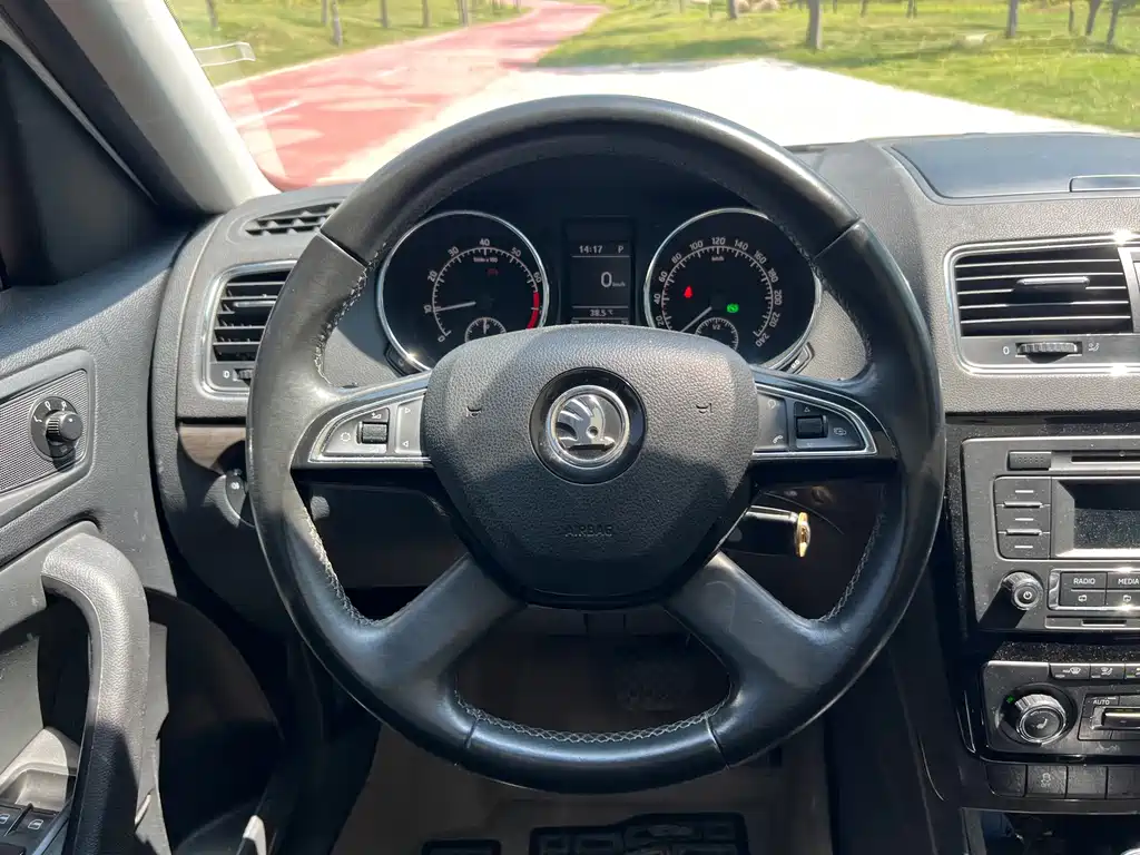 Skoda Yeti 2015 — фото 15