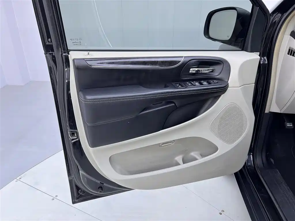 Chrysler Grand Voyager 2015 — фото 20