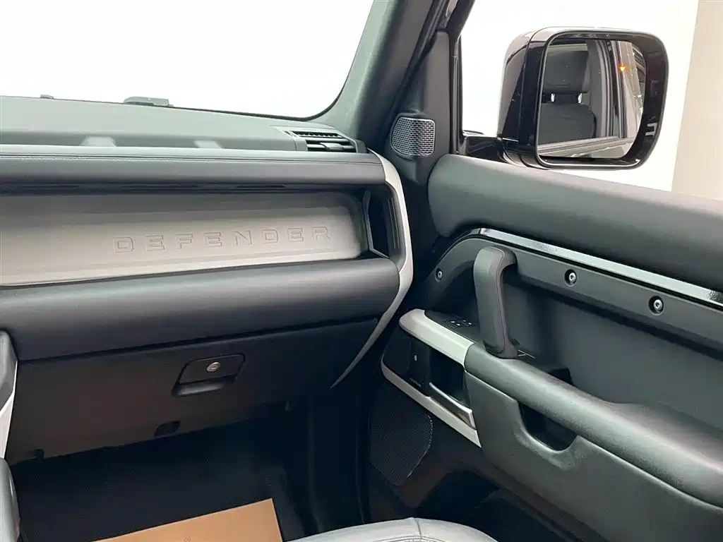 Land Rover Defender 2023 — фото 31