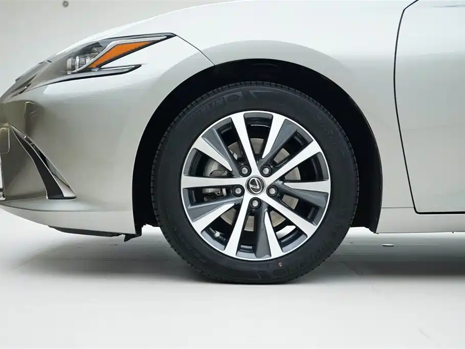 Lexus ES 2021 — фото 16