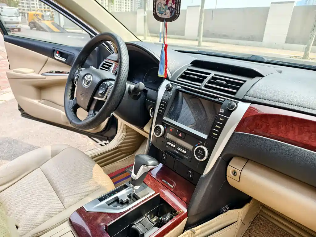 Toyota Camry 2014 — фото 15