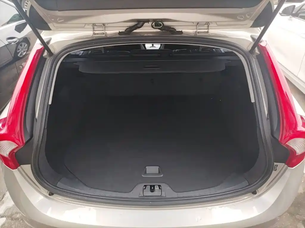 Volvo V60 2017 — фото 19