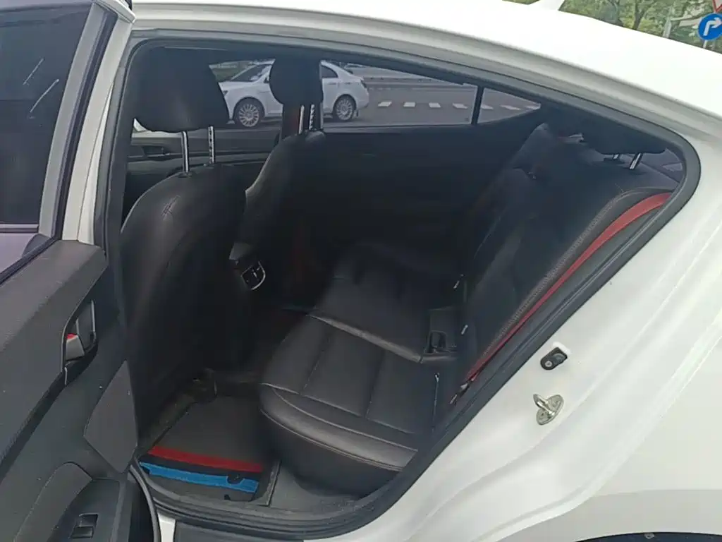Hyundai Elantra 2020 — фото 17