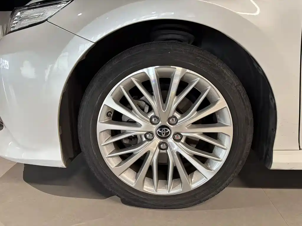 Toyota Camry 2019 — фото 19