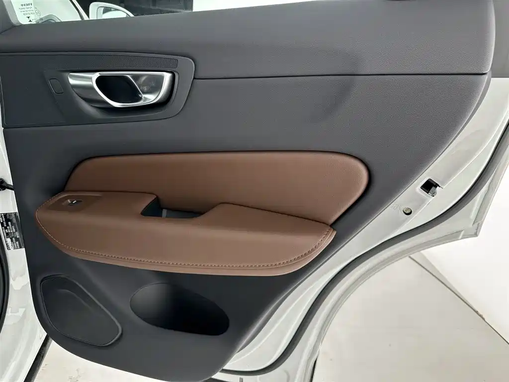 Volvo XC60 — фото 21