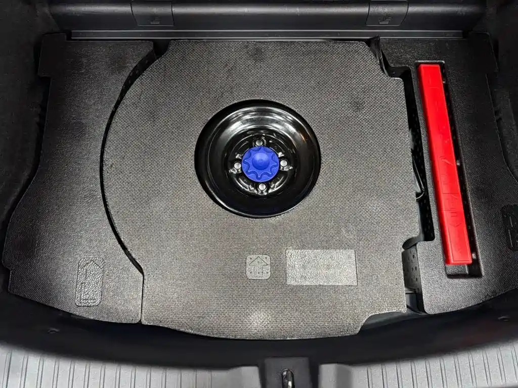 Toyota Yaris L 2023 — фото 18