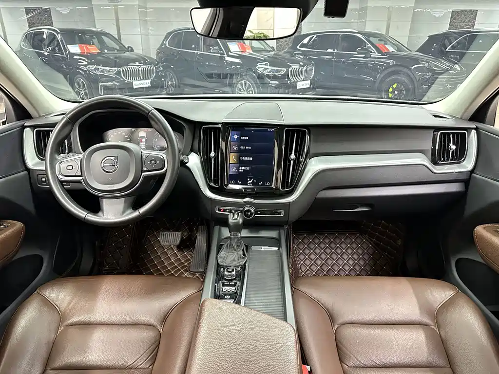 Volvo XC60 2019 — фото 13