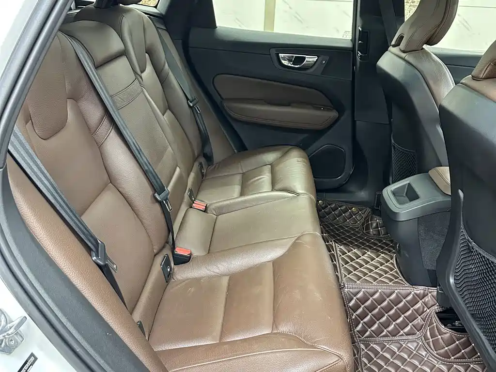 Volvo XC60 2019 — фото 12