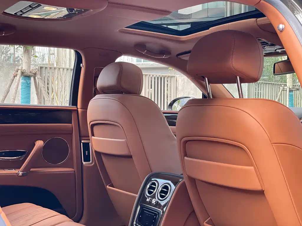Bentley Flying Spur 2018 — фото 11