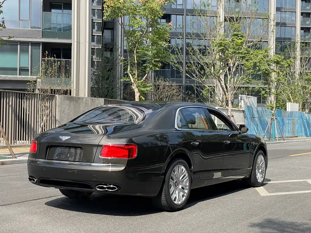 Bentley Flying Spur 2018 — фото 13
