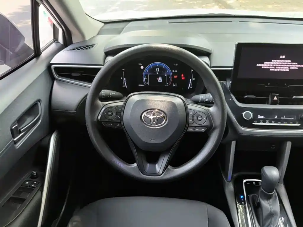 Toyota Corolla Cross 2023 — фото 11