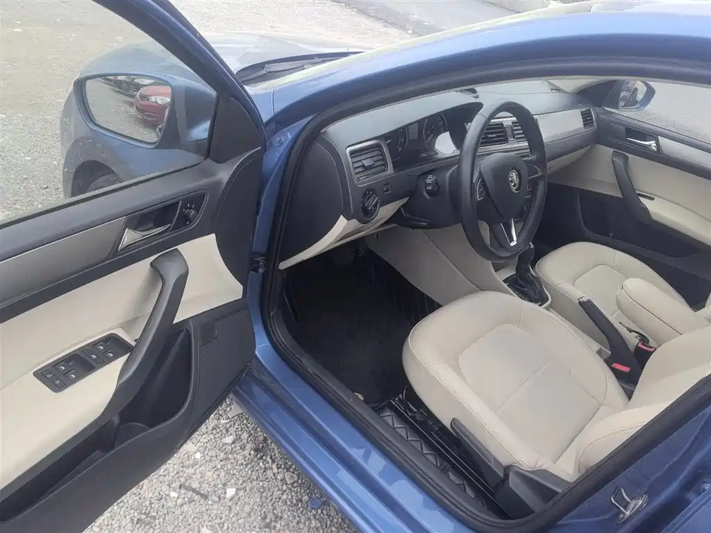 Skoda Rapid Spaceback 2015 — фото 16