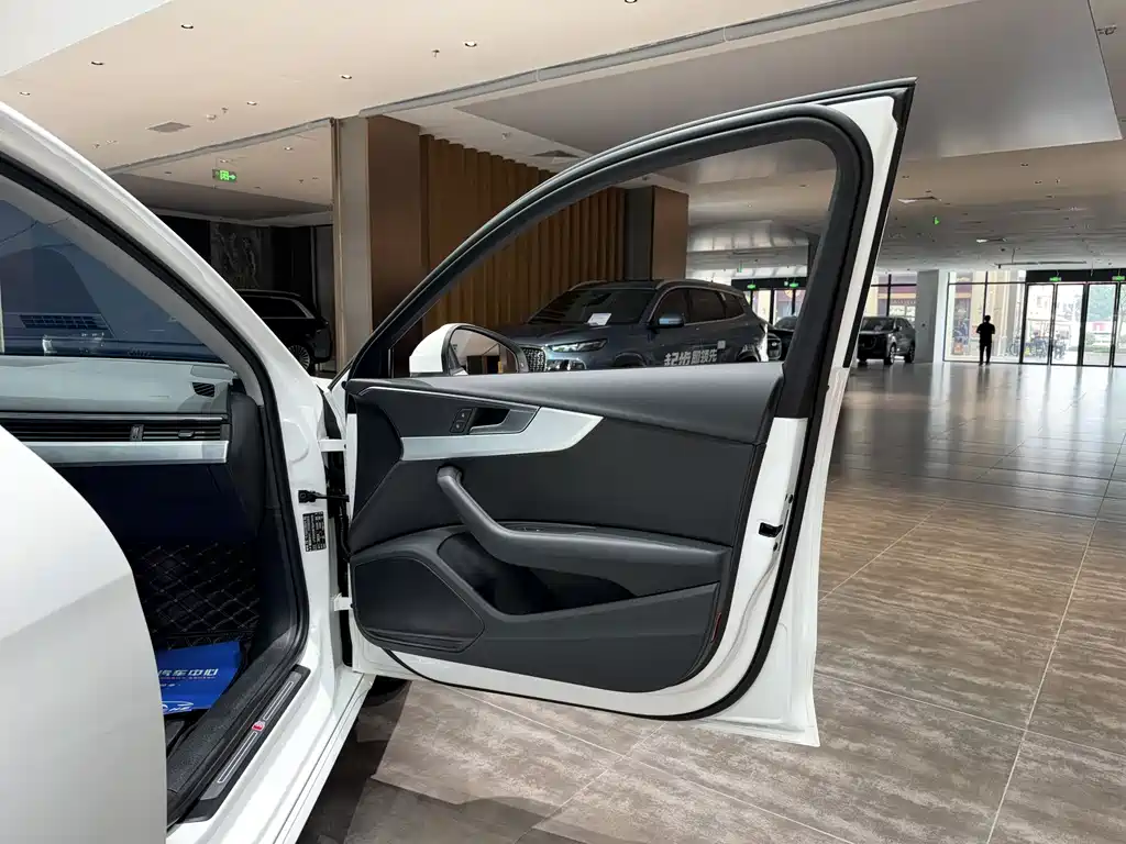 Audi A4L 2023 — фото 20