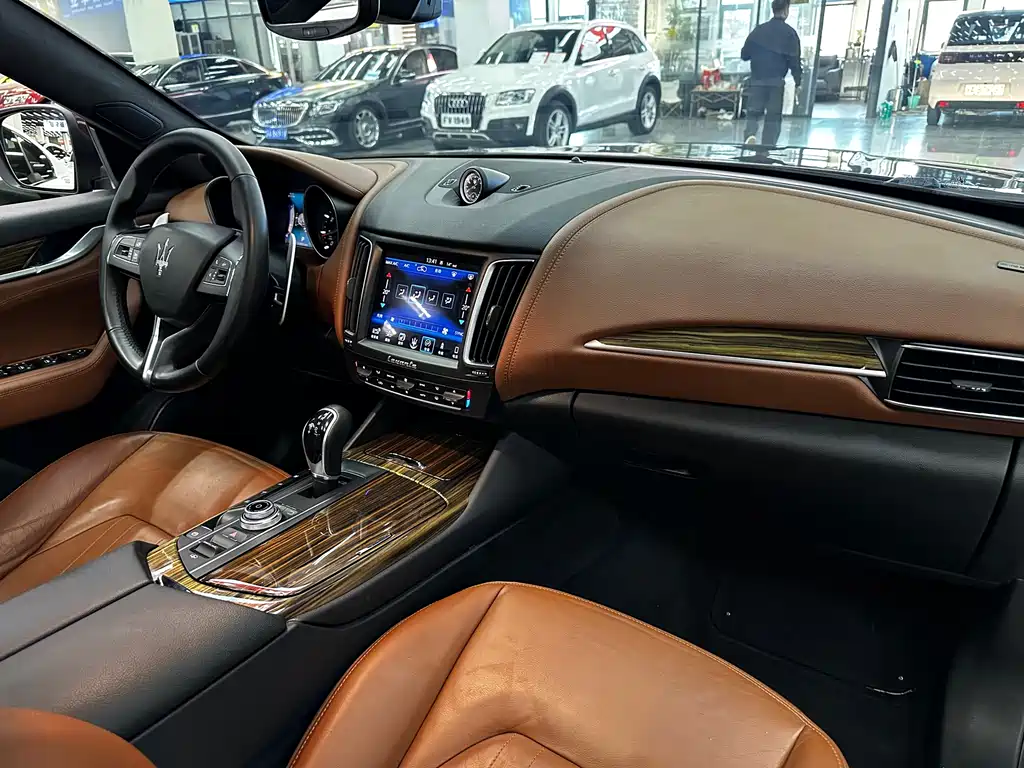 Maserati Levante 2017 — фото 23