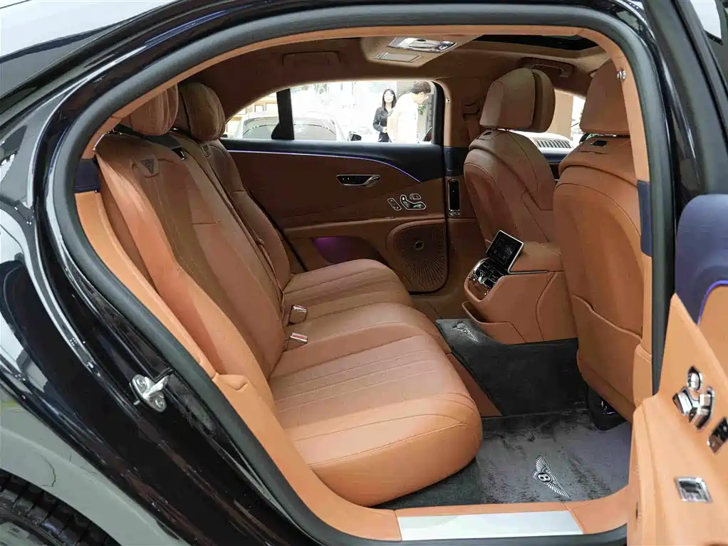 Bentley Flying Spur 2024 — фото 13