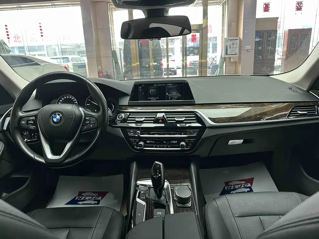 BMW 5 Series 2018 — фото 11
