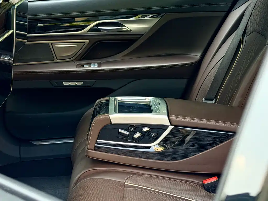 BMW 7 Series 2017 — фото 13
