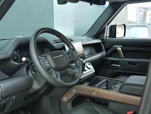 Land Rover Defender 2024