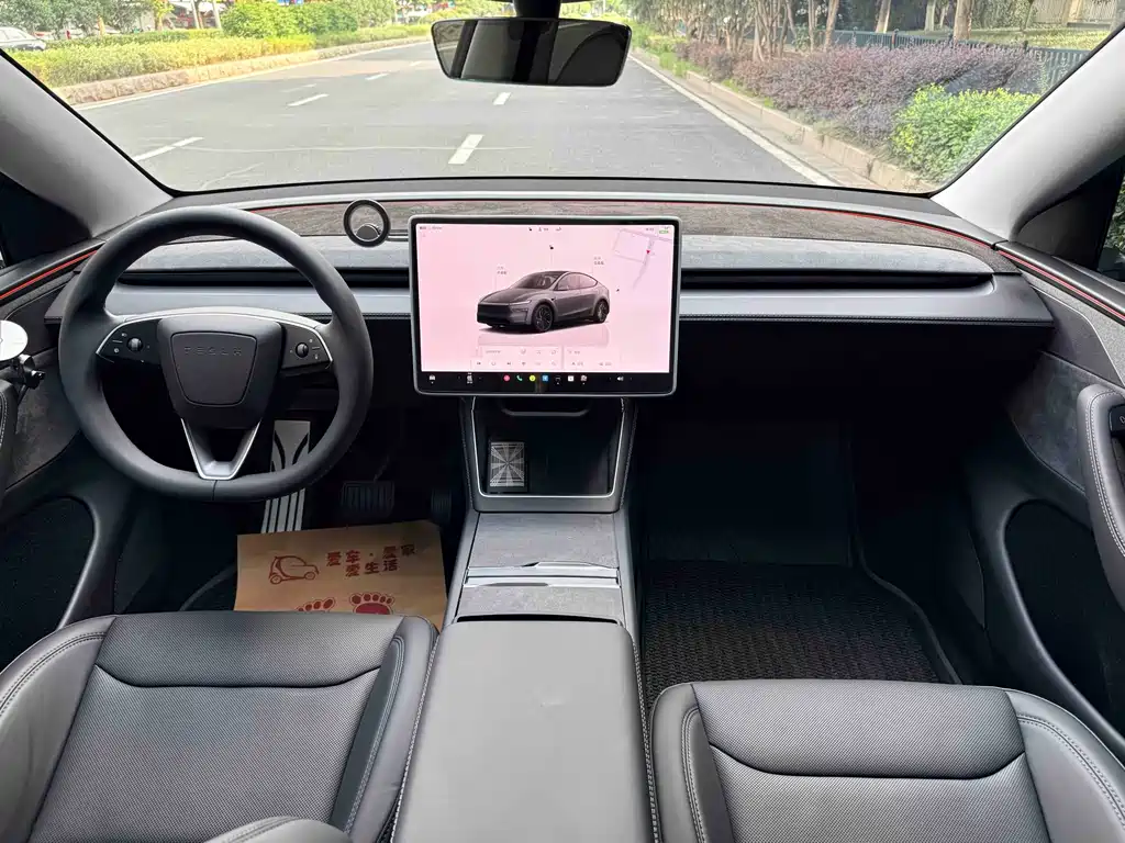 Tesla Model Y 2025 — фото 13