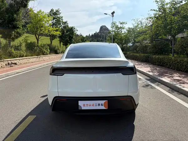 Tesla Model Y 2025