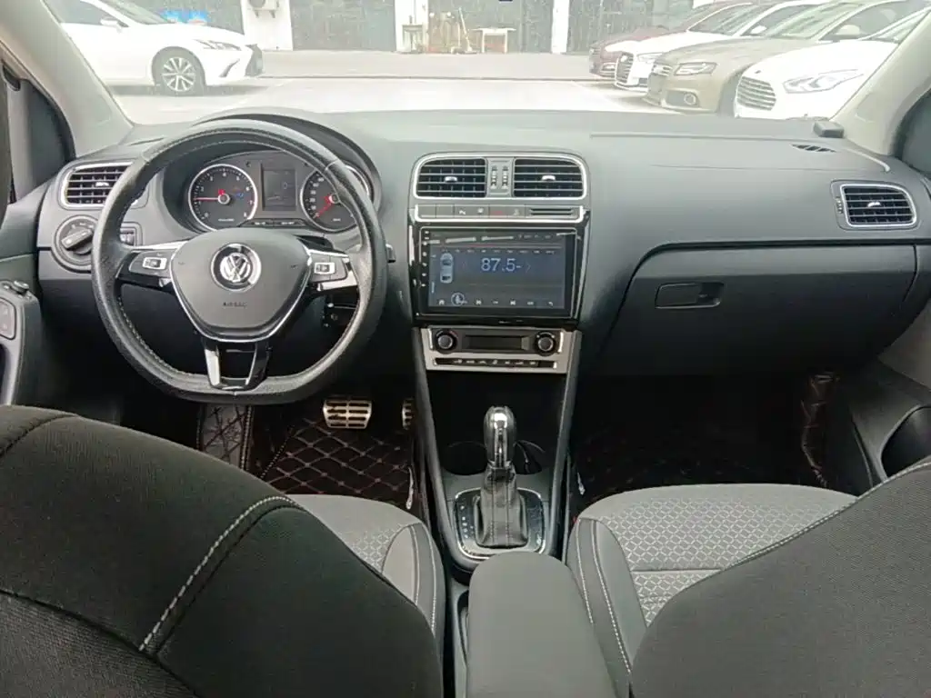 Volkswagen Polo 2015 — фото 10