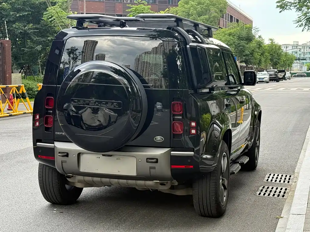 Land Rover Defender 2023 — фото 11