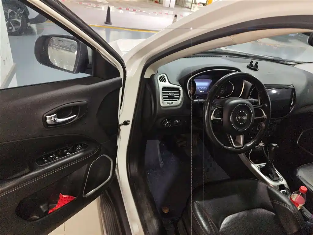 Jeep Compass 2018 — фото 12