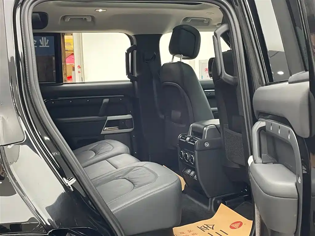 Land Rover Defender 2023 — фото 12