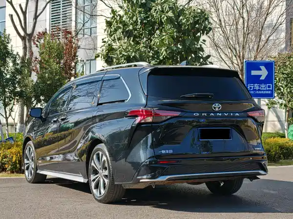 Toyota Granvia 2023