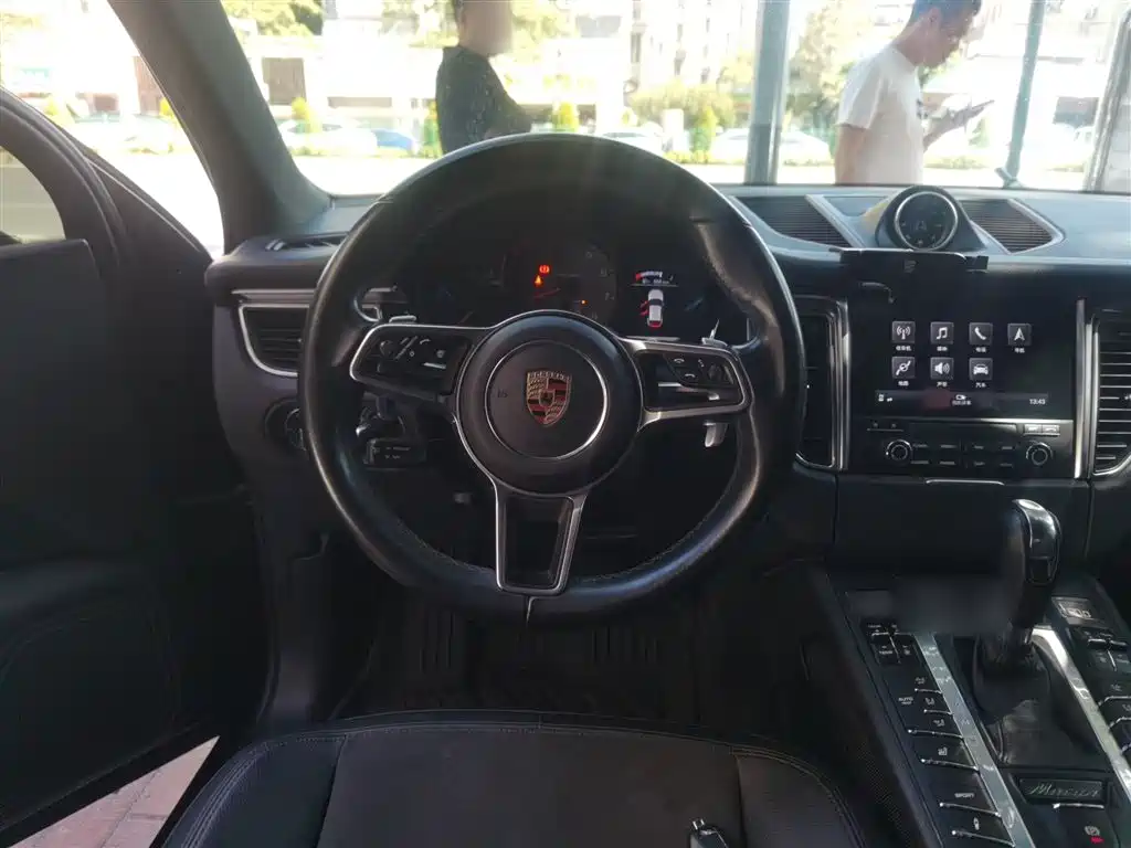 Porsche Macan 2017 — фото 11