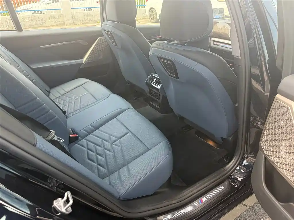 BMW 5 Series 2025 — фото 10